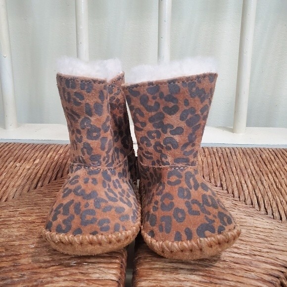 UGG AUSTRALIA FOR KIDS: CASSIE LEOPARD BOOT size 1 - Picture 1 of 10